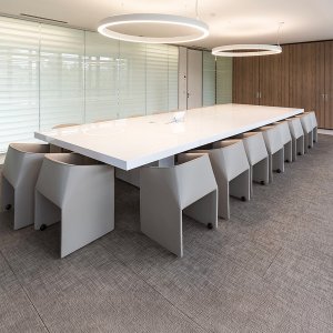 Versión ovalada Ø 300 de Asymmetrical Meeting sobre base cilíndrica desplazada