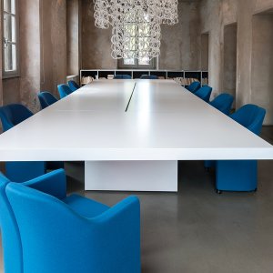 Asymmetrical Meeting de Tecno, diseño Piero Lissoni, en una sala de consejo