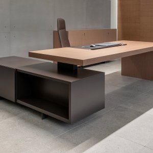 Escritorio ejecutivo Asymmetrical de Tecno en unas oficinas como las del pie de foto de Axa