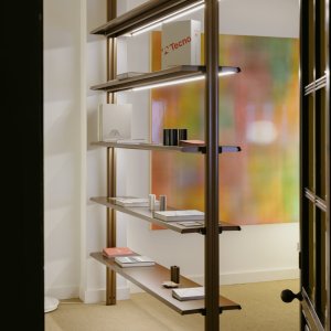 Librería equipada Cosmos de suelo a techo con luz bajo estante