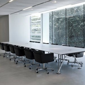 Mesa Nomos con cristal templado ultratransparente lacado por detrás