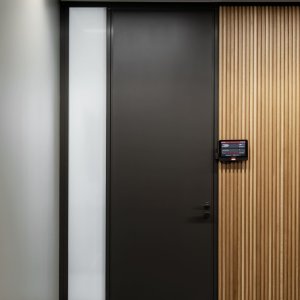 Mampara W80 de lamas horizontales equipada con estantes