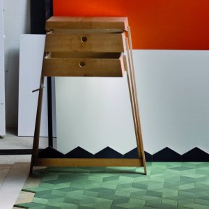Rombos Tex de Mutina color Olive con textura de punto en la pared de una oficina