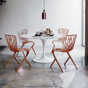 Mesa de reuniones oval Saarinen de Knoll con sobre de mármol en una sala de juntas