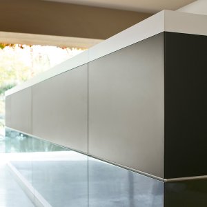 Vogue de Frezza, diseño Perin & Topan, composición lineal para la recepción de una oficina