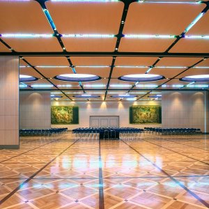 Tabique PMI chapado en madera en una sala de consejo