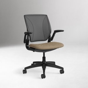 World LM de Humanscale con respaldo de malla de tres paneles y estructura negra