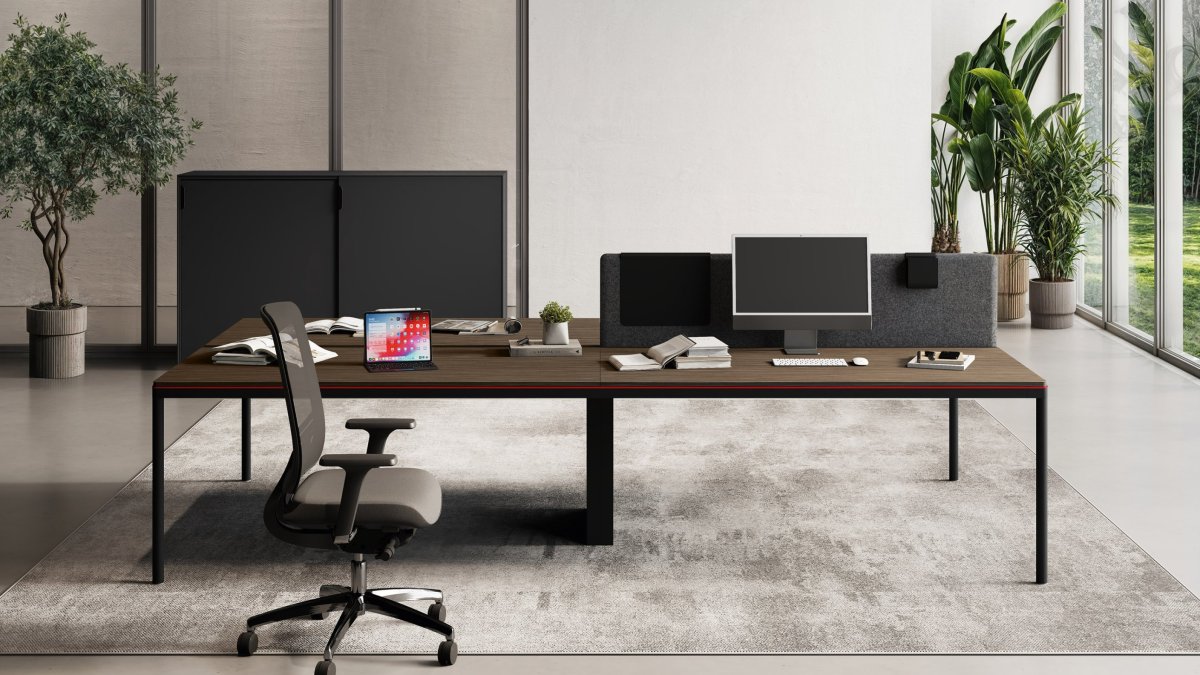 Puesto Fil Rouge de Las Mobili con sobre de madera oscura, panel de tela gris y silla operativa de malla