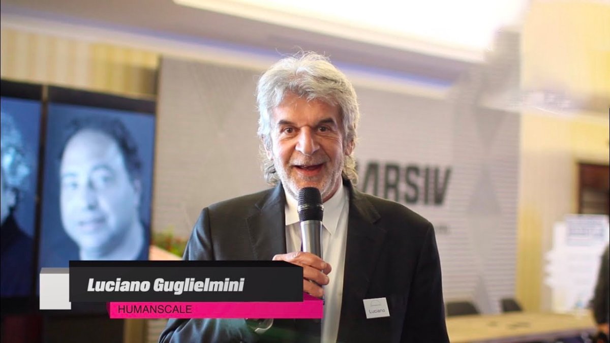 Luciano Guglielmini de Humanscale habla al micrófono durante un evento