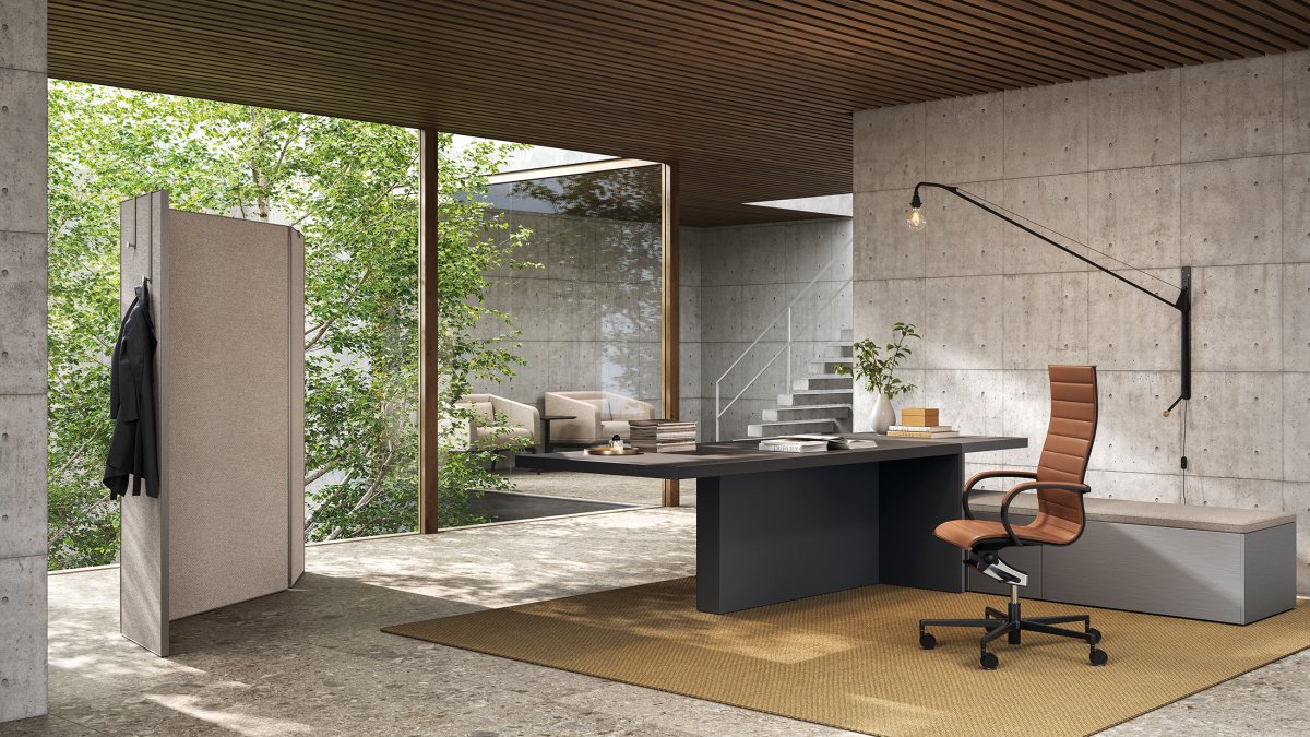 Escritorio ejecutivo Mux70 de Frezza con sillón de piel color cuero en una oficina de hormigón y madera