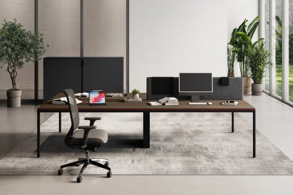 Puesto Fil Rouge de Las Mobili con sobre de madera oscura, panel de tela gris y silla operativa de malla