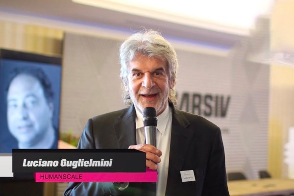 Luciano Guglielmini de Humanscale habla al micrófono durante un evento
