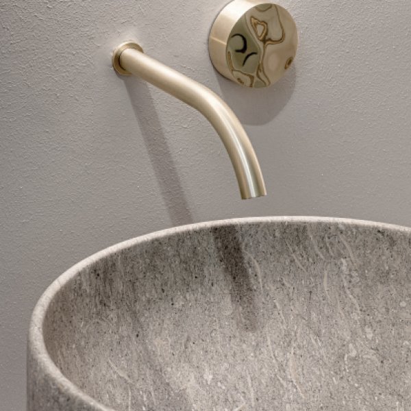 Ducha exterior CEA en acero inoxidable junto a una terraza