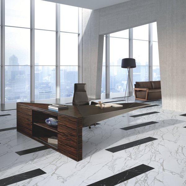 Despacho de dirección con mesa i4Mariani de tablero chapado y sillones de piel