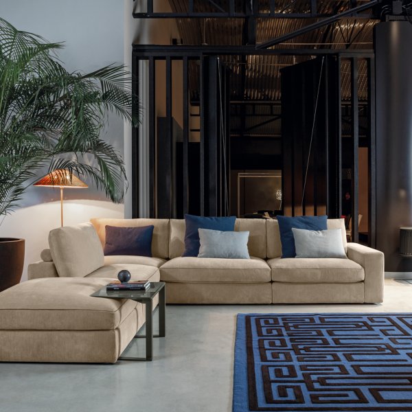 Sofá Flexteam Cloud de líneas curvas en un salón luminoso