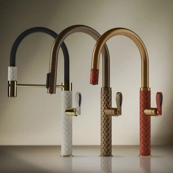 Grifería Gessi en acabado cálido dentro de un baño elegante