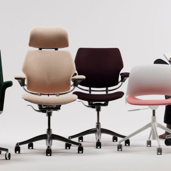 Puesto de trabajo ergonómico Humanscale en una oficina