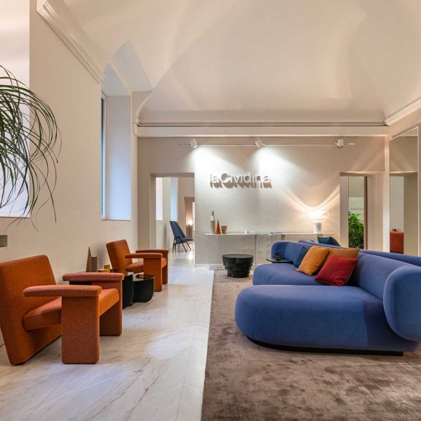 Sofá de diseño LaCividina en una zona lounge