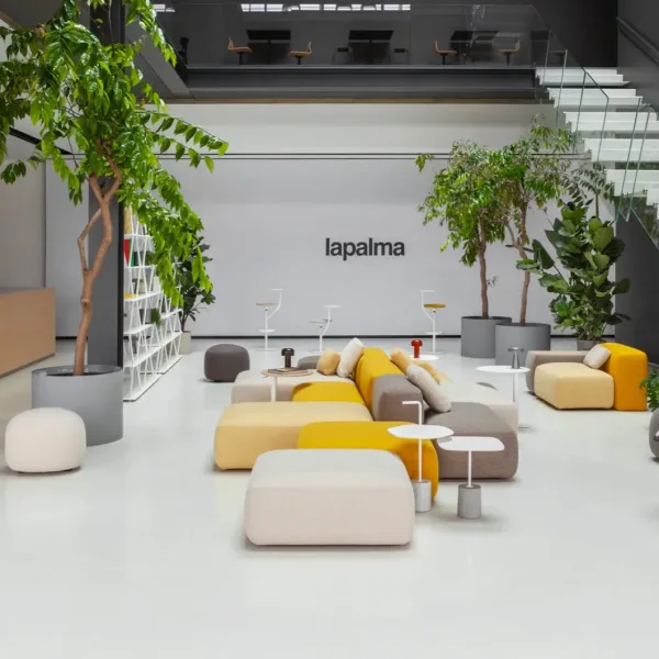 Zona colaborativa de oficina con mobiliario Lapalma