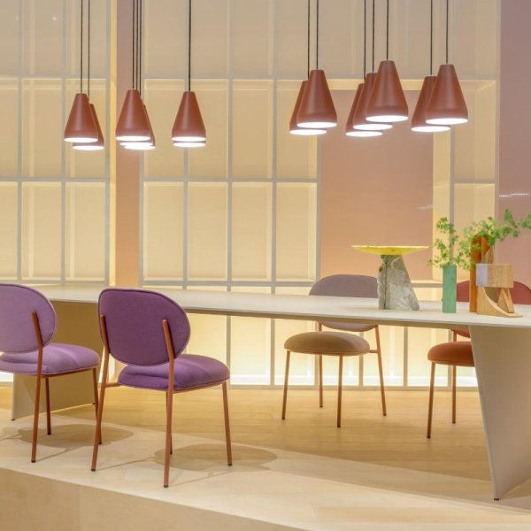 Zona de espera de empresa con sillas y mesas de diseño Pedrali