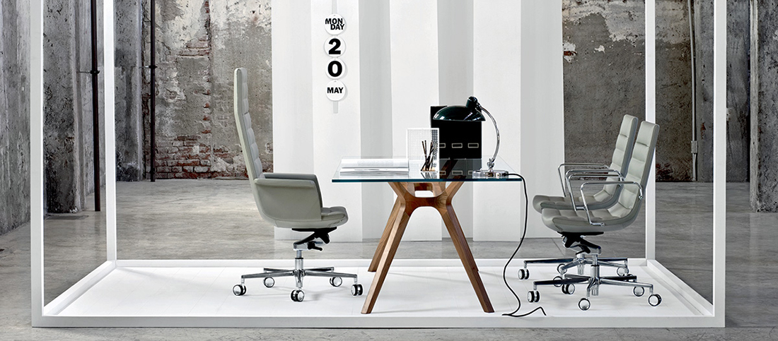 escritorios de diseño y sillas